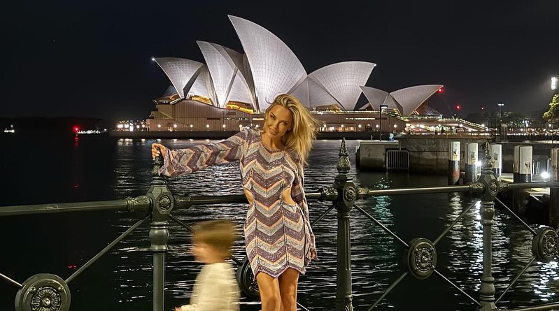 Maja je među prvim objavama pokazala kako uživa u hotelu iz kojeg se vidi Sydneyska opera, a potom se nastavila javljati i pokazivati kako uživaju. U njezinim objavama posebno se istaknula zgrada opere te naša pjevačica nije mogla sakriti koliko ju je zapanjilo ovo veličanstveno zdanje. "Magične noći u Sydneyu" istaknula je Maja pored jedne fotografije.