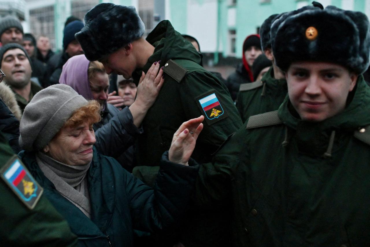 storyeditor/2022-11-11/2022-11-10T145838Z_1762603080_RC2YIX971170_RTRMADP_3_UKRAINE-CRISIS-RUSSIA-CONSCRIPTS.JPG