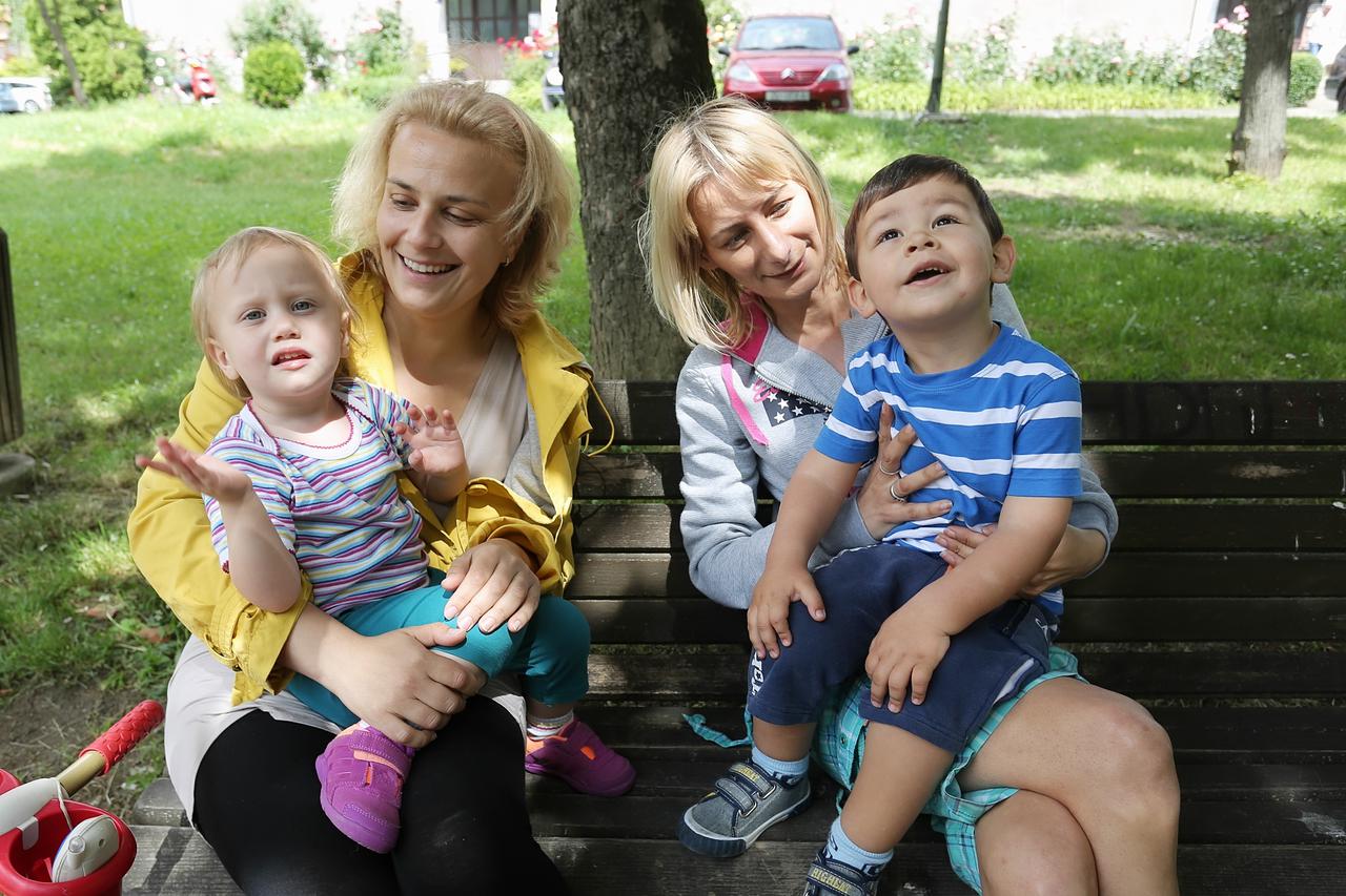 30.05.2016. Zagreb - Gradjani u svom kvartu zaspecijal za Dan grada. Mame Jelena Skunca i Nina Pejic-Crcic sa Borongaja sa svojom djecom. DKS_56138352 Photo: Tomislav Miletic/PIXSELL