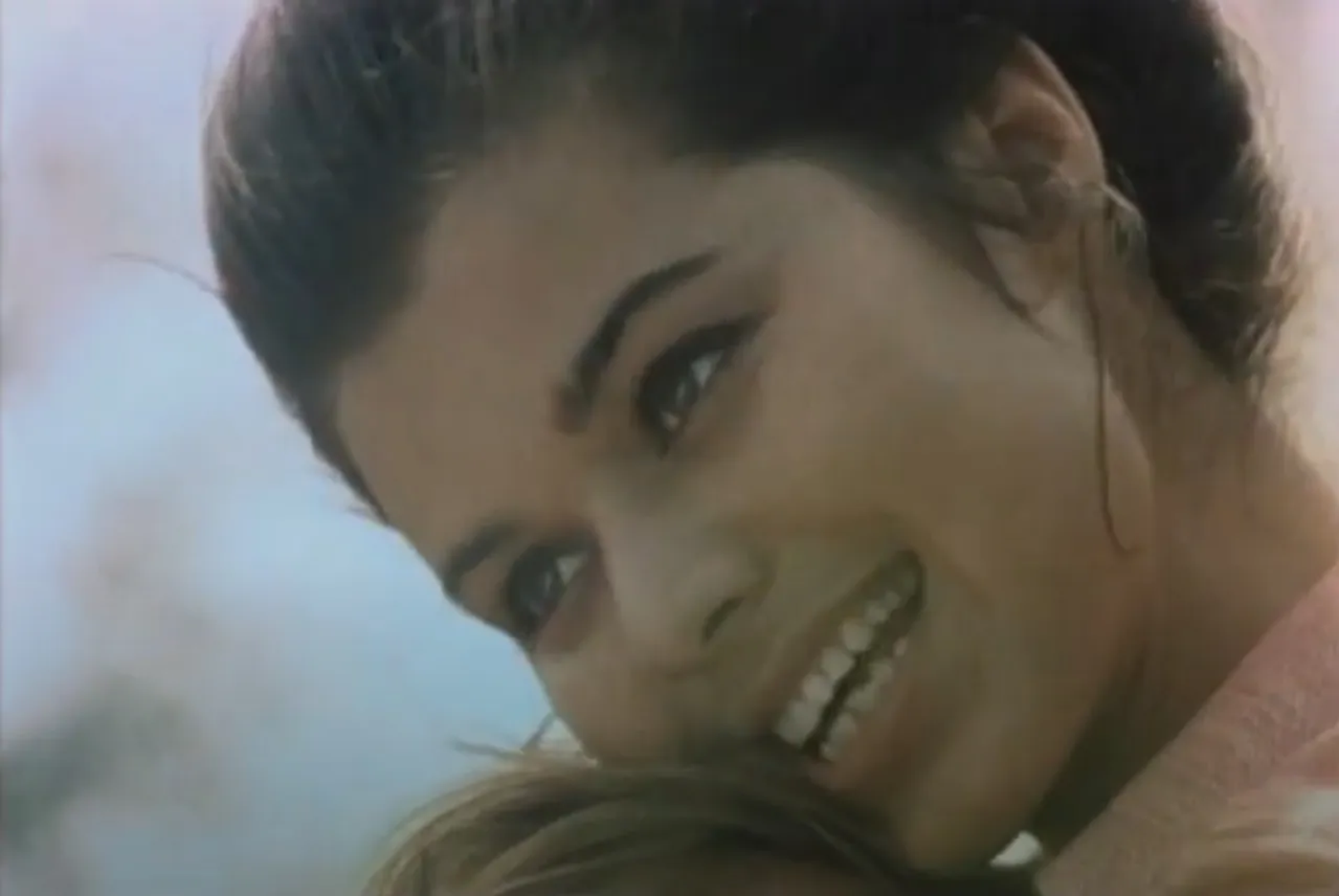 Vlasta Knezović rođena je 28. veljače 1948. u Varaždinu, a svoju prvu kazališnu ulogu ostvarila je 1971. godine u predstavi Klupko u kazalištu Gavella. 