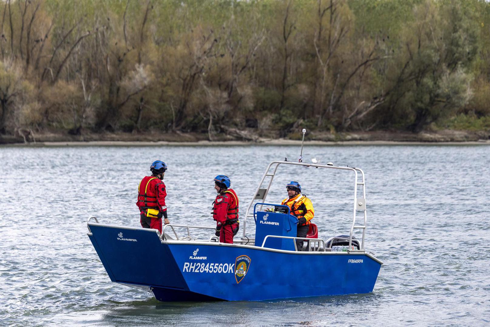 06.10.2025., Sotin - Na Dunavu kod Sotina prevrnuo se camac sa vise putnika, deset ljudi je spaseno dok je jedan smrtno stradao,a za jednim se jos traga. Sluzbe civilne zastite u suradnji s policijom pretrazuju obalu Dunava Photo: Davor Javorovic/PIXSELL