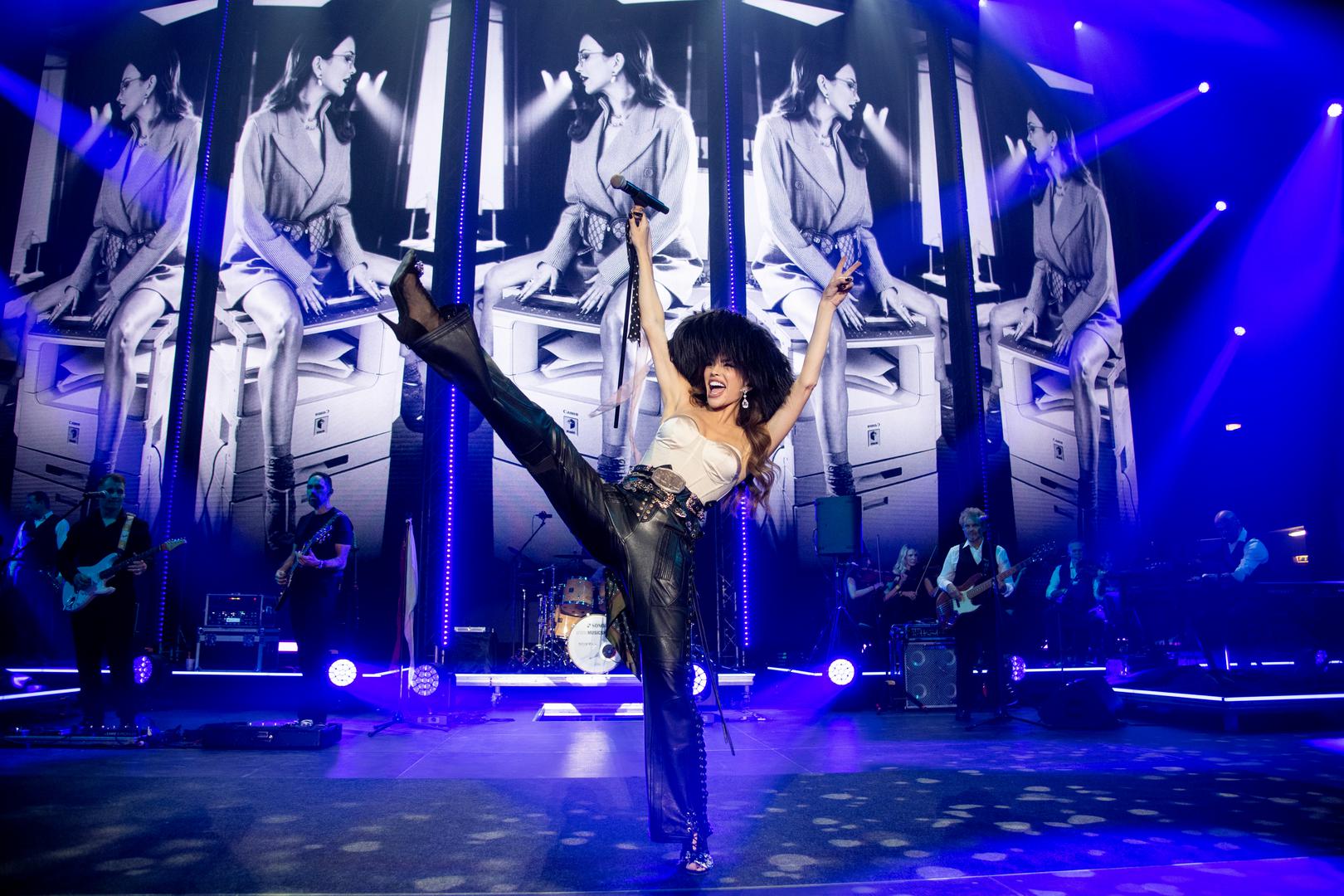 Ova promjena potvrđuje Severininu sposobnost da svaki nastup oblikuje prema vlastitoj viziji, zadržavajući vezu s publikom, koja očekuje više od same izvedbe – očekuje iskustvo koje kombinira profesionalnu perfekciju, osobnu intimnost i umjetničku karizmu, sve ono što im Severina (od)uvijek pruža.