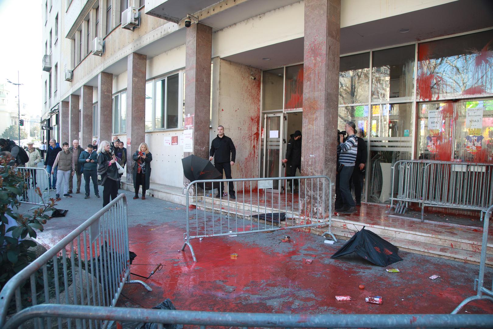 Građani su prije toga na zgradu bacili crvenu boju, a osiguranje se štitilo kišobranima