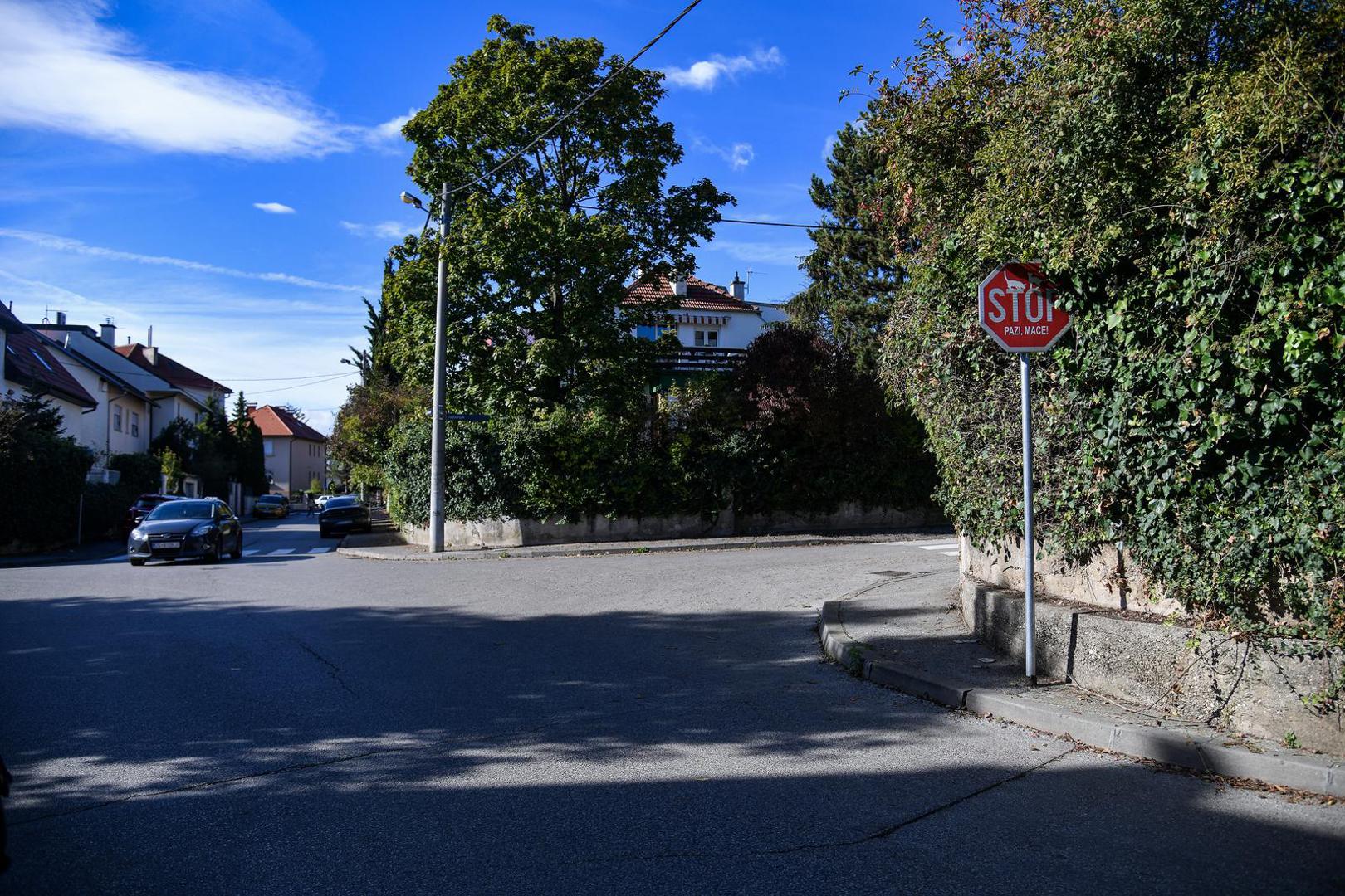 Za razliku od prometnih znakova na koje smo navikli, ovaj ima simpatičan dodatak jednog od omiljenih kućnih ljubimaca.