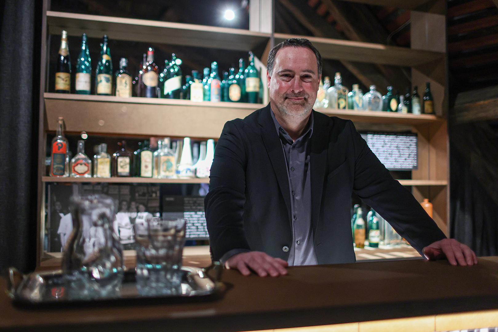 Kristian Strukić, također jedan od autora postava izložbe, rekao je: "Osnovne teme koje obrađujemo na izložbi govore o razvoju i smještaju lokala unutar tadašnjeg zagrebačkog područja te predstavljamo pojedine kavane, krčme, gostionice i druge ugostiteljske objekte. U zasebnim temama obrađujemo ponudu hrane i pića u lokalima, a također se posvećujemo osoblju. Osim toga donosimo i teme 'Lica alkoholizma' te 'Druženje i slobodno vrijeme'. Završni, interaktivni dio izložbe poveznica je sa suvremenim razdobljem"