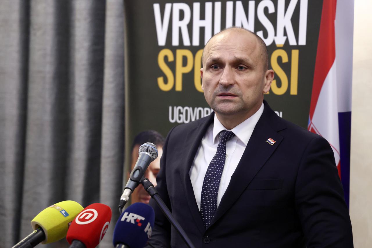 Zagreb: Ministar Anušić uručio ugovore vrhunskim sportašima i pričuvnicima Hrvatske vojske