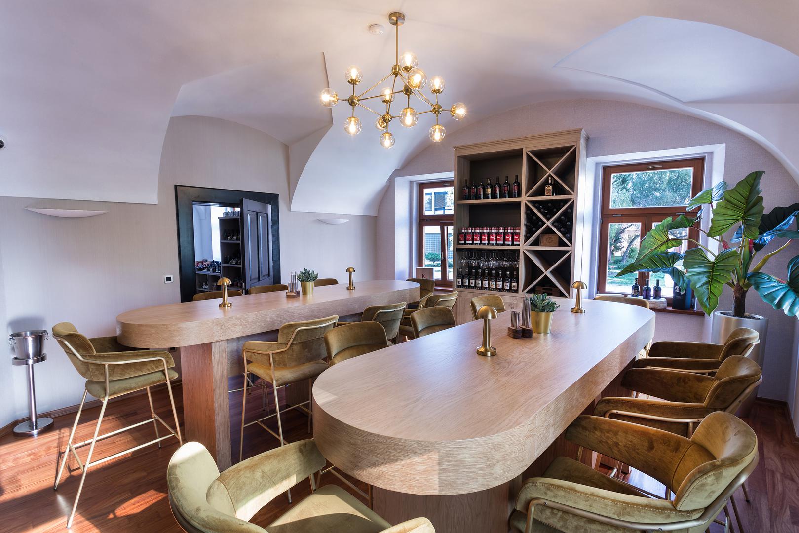 U pažljivo osmišljenom konceptu kojega se ne bi posramile ni najprestižnije svjetske destinacije, imate priliku kupiti autentične hrvatske prehrambene proizvode, ali i opremu hrvatske reprezentacije