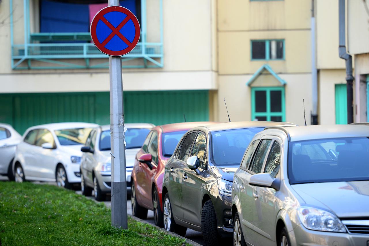 17.03.2017., Zagreb - Stanarima zgrada na zagrebackim Gredicama kolektivno su osvanule opomene za nepropisno parkiranje na mjestima gdje vec godinama parkiraju i ne smetaju nikome.  Photo: Marko Prpic/PIXSELL