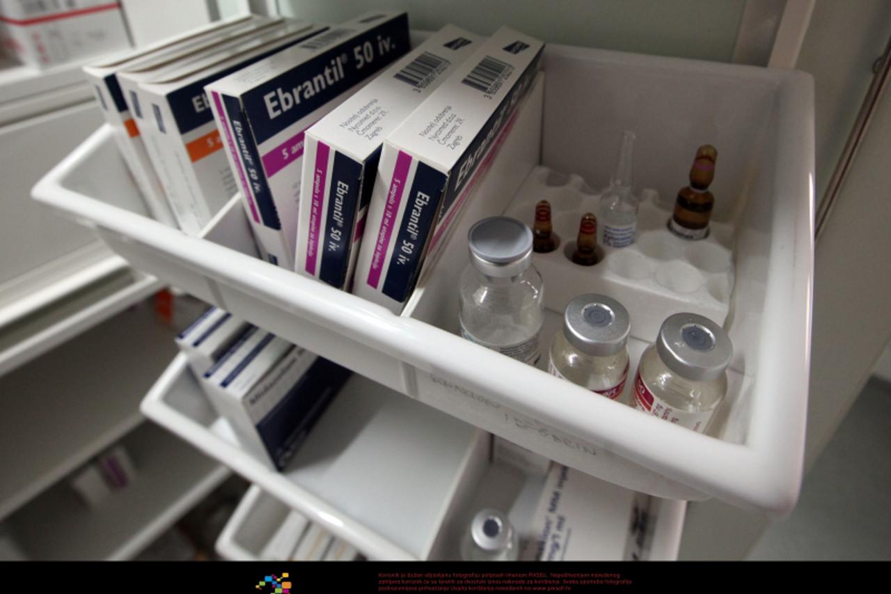'10.11.2009., Zagreb - KB Dubrava, jedinica intenzivnog lijecenja, medicinsko osoblje bolnice pripremljeno je za povecani broj oboljelih od svinjske gripe, a cijepiva ne nedostaje. U vrijeme vikenda p