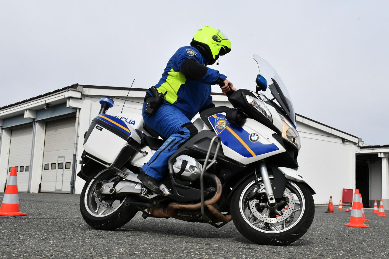 Slavonski Brod: Prometni policajci trenirali vožnju na službenim motorima
