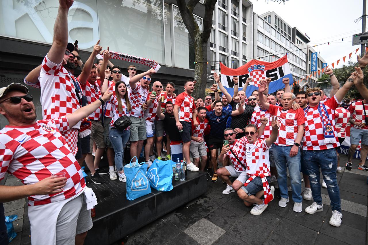 Pjesma i navijanje na ulicama Rotterdama  uoči večerašnje utakmice između Hrvatske i Španjolske