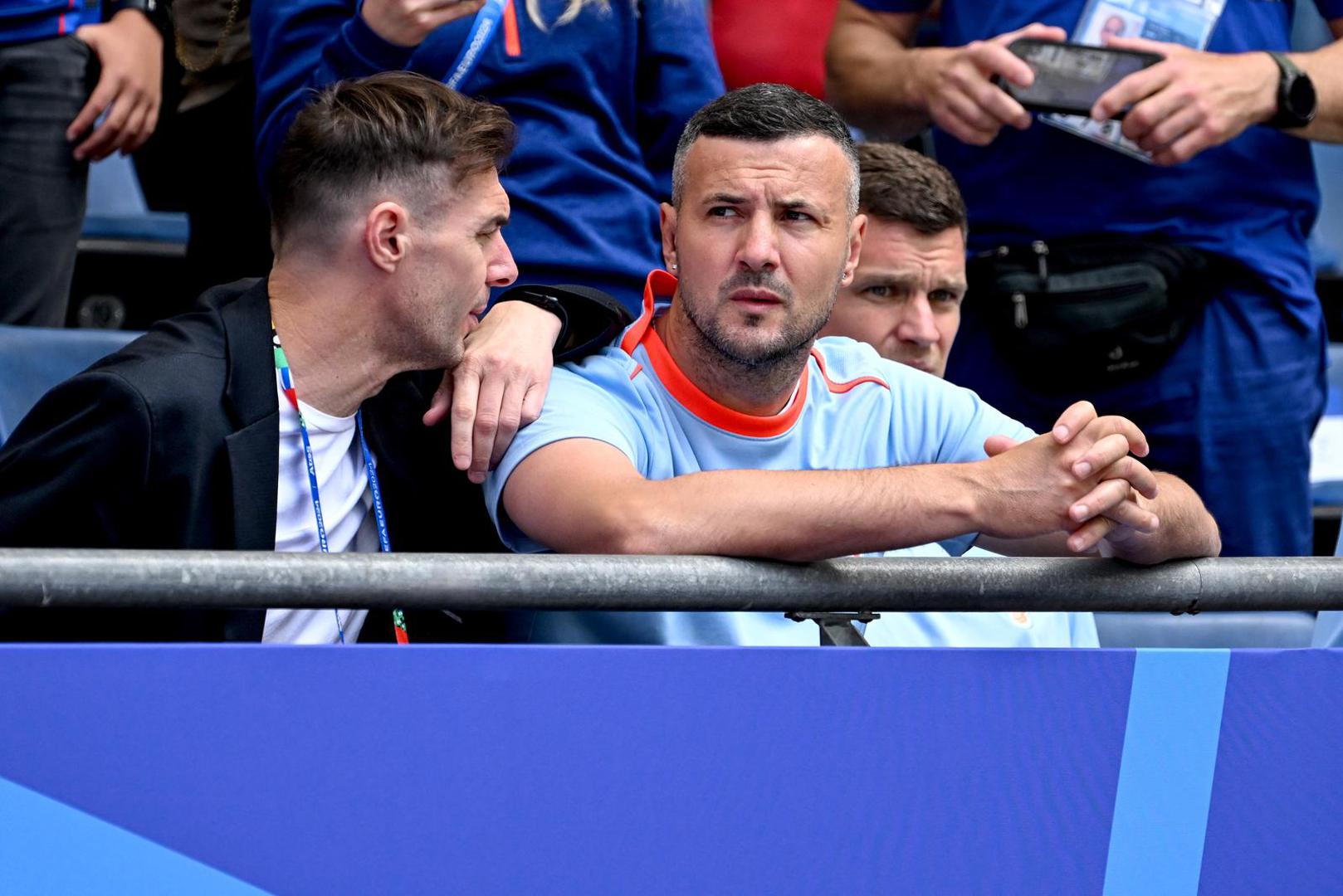 Osim boljih polovica naših vatrenih na tribinama su navijali i Ognjen Vukojević i Danijel Subašić, naši umirovljeni nogometaši, a tu je bio i Aljoša Asanović.