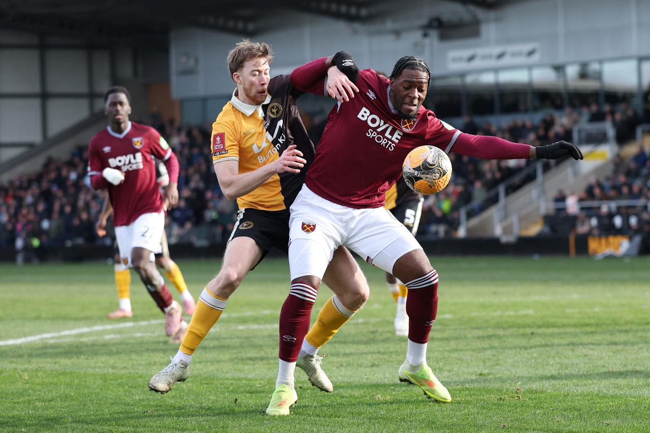 FA Cup - Fourth Round - Burton Albion v West Ham United