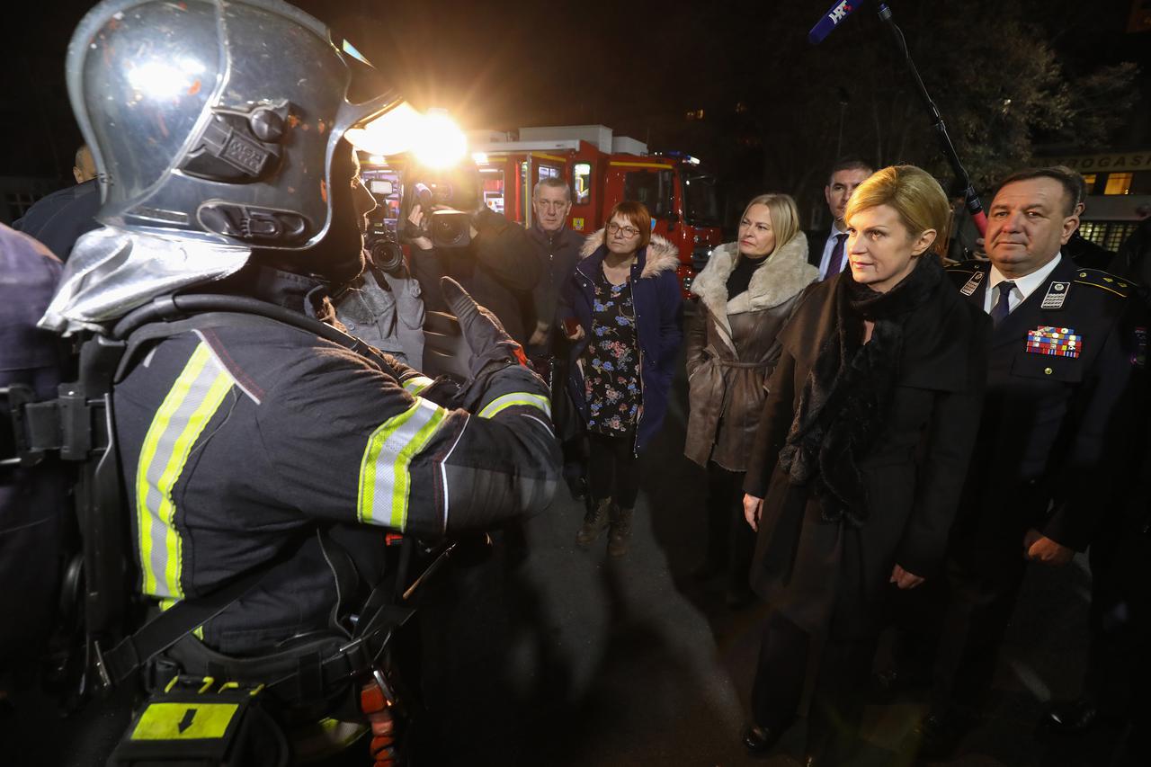 Zagreb: Predsjednica Kolinda Grabar Kitarović dočekala Novu godinu s vatrogascima