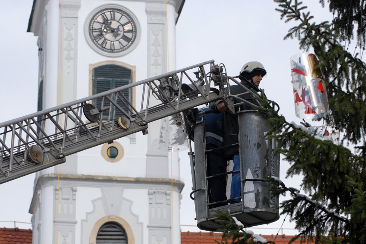 '29.11.2010. Korzo, Varazdin, Varazdinski vatrogasci okitili su 16 metara visoku jelku koja je stigla iz mrkopaljskih suma Photo: Marko Jurinec/PIXSELL'
