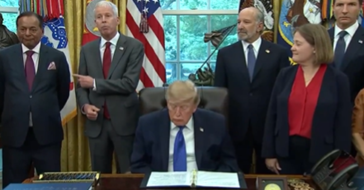 Trump ponovno zadrijemao pred kamerama u Ovalnom uredu