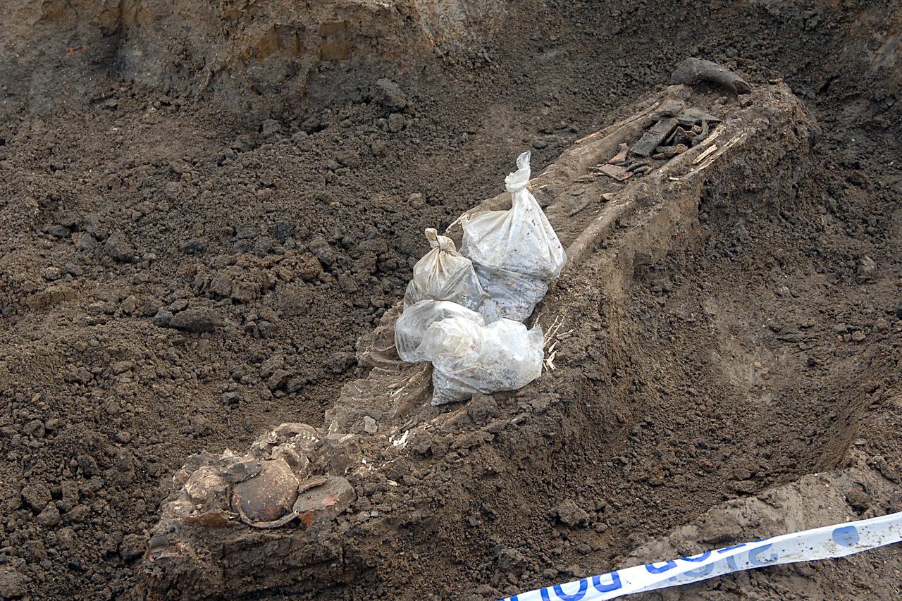 Sisak: Po?ela ekshumacija kostura iz Srednjeg vijeka