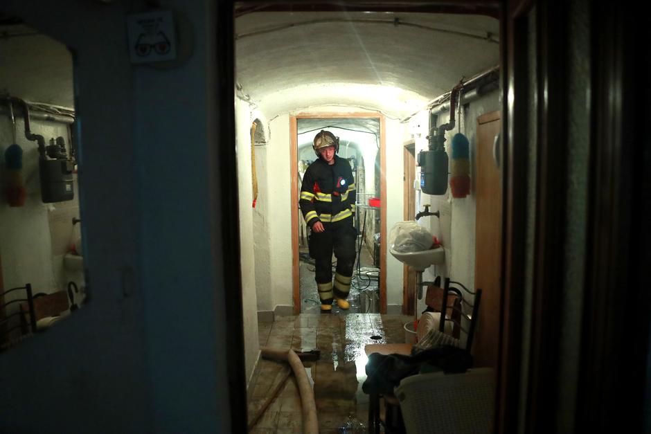 Zagreb: Vatrogasci na Sv. Duhu spašavaju potopljeni stan