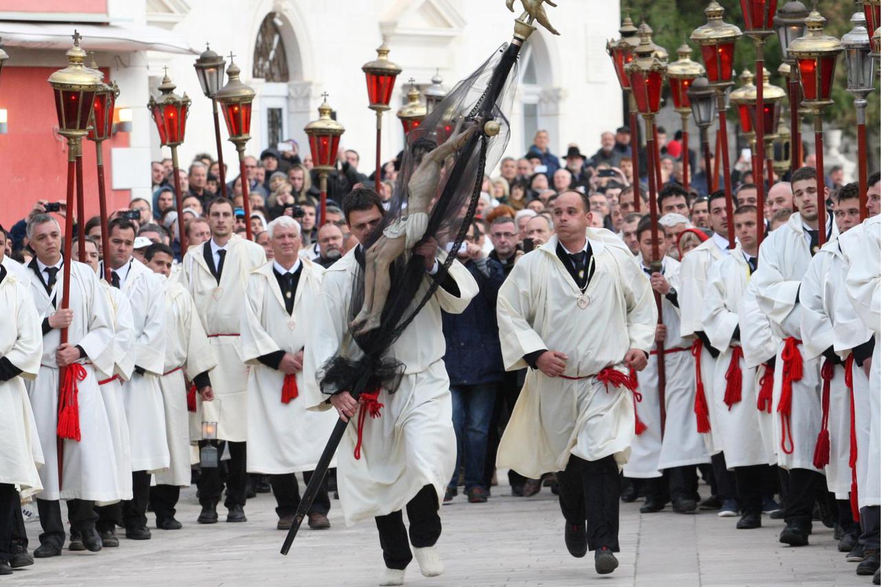 Jelsa: Povratak križonoše nakon cjelono?ne procesije