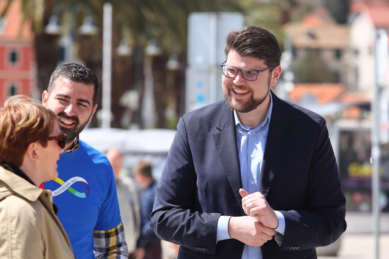 Split: Peđa Grbin podržao  humanitarnu akciju "Omiljeni cvijet Ane Rukavine"