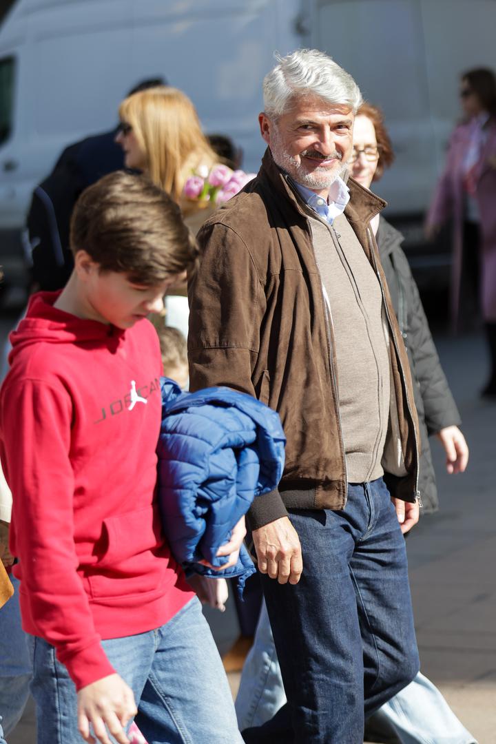 Na popularnoj gradskoj promenadi viđen je i poduzetnik i političar Niko Tokić Kartelo, koji je također uživao u subotnjoj šetnji.