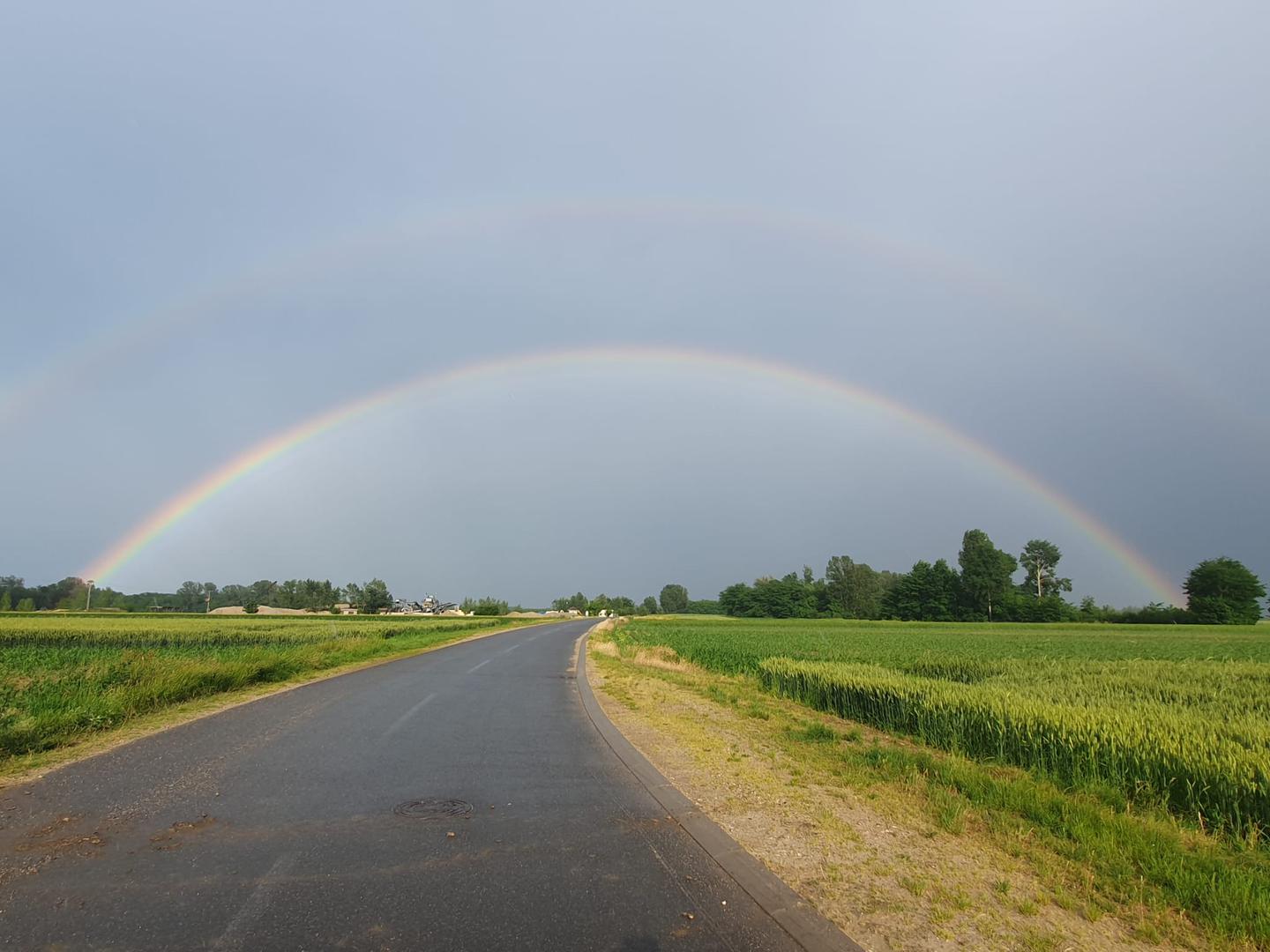 Spektralne boje duge poredane su od crvene na vanjskom rubu do plave na unutarnjem rubu. Kod sekundarne duge, kada se zraka svjetlosti dvaput reflektira na unutarnjoj površini kapljice, poredak boja je obrnut, navodi se.