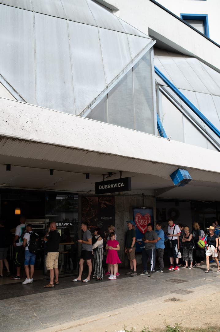 Tako su svi oni koji se jučer nisu stigli opskrbiti kruhom za vikend, jutros stvorili popriličan red na kolodvoru.