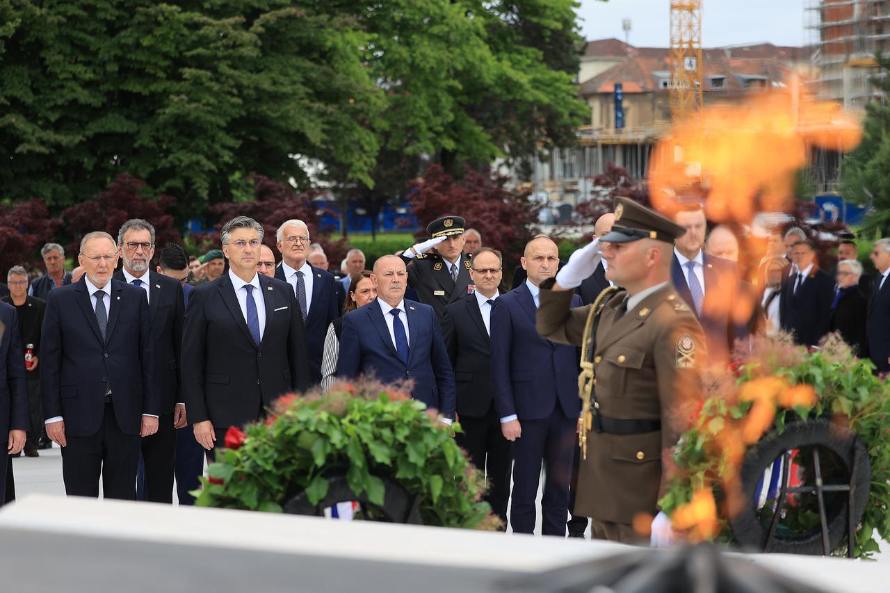 Zagreb: Predsjednik Vlade Andrej Plenković i predsjednik Sabora Gordan Jandroković položili vijence kod Spomenika domovini povodom Dana državnosti