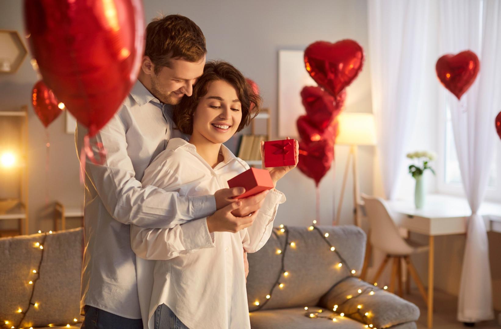 Vaga: Vagi poklonite estetiku i harmoniju: parfem, cvijeće s dizajnerskom vazom, elegantnu torbicu ili ulaznice za izložbu. Ona voli romantiku koja izgleda lijepo i osjeća se profinjeno. Najbolje prolaze pokloni u paru, poput dvije čaše, dvije karte i sl.