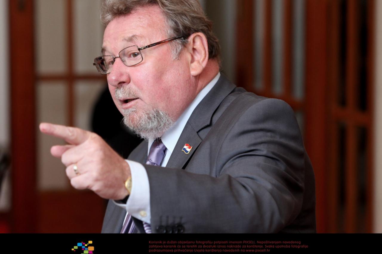 \'04.10.2011. Zagreb - Na konferenciji za tisak u Saboru Vladimir Seks je danas demantirao tvrdnje nekih medija da je Jadranka Kosor znala za optuznice iz Beograda.  Photo: Patrik Macek/PIXSELL\'