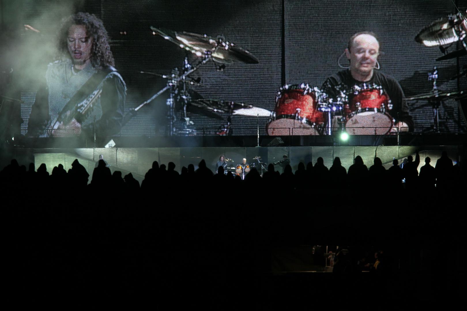 Ulaznice su se prodavale po cijeni od 300 kuna za stajanje, 450 kuna za tribine i 360 kuna za fan pit