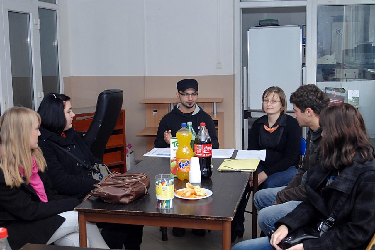 \'15.11.2011., Sisak - U udruzi mladih SKWATH Centar za socijalno poducavanje PRONI organizirao je grupno savjetovanje za nezaposlene mlade od 15 do 25 godina. Photo:Nikola Cutuk/PIXSELL\'