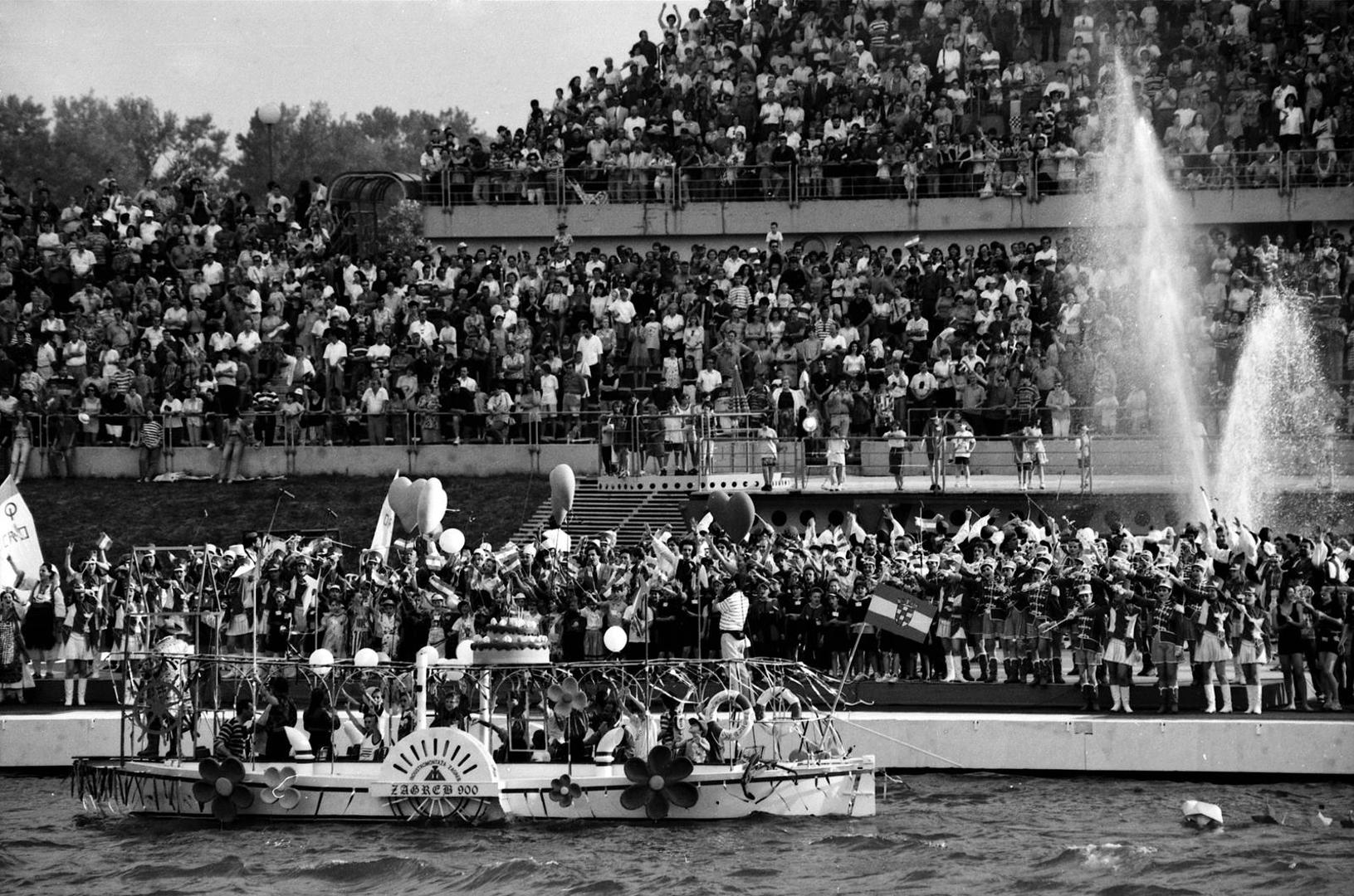 Pred predsjednikom i brojnim uzvanicima prošle su vojne postrojbe te razna vojna oprema i naoružanje.