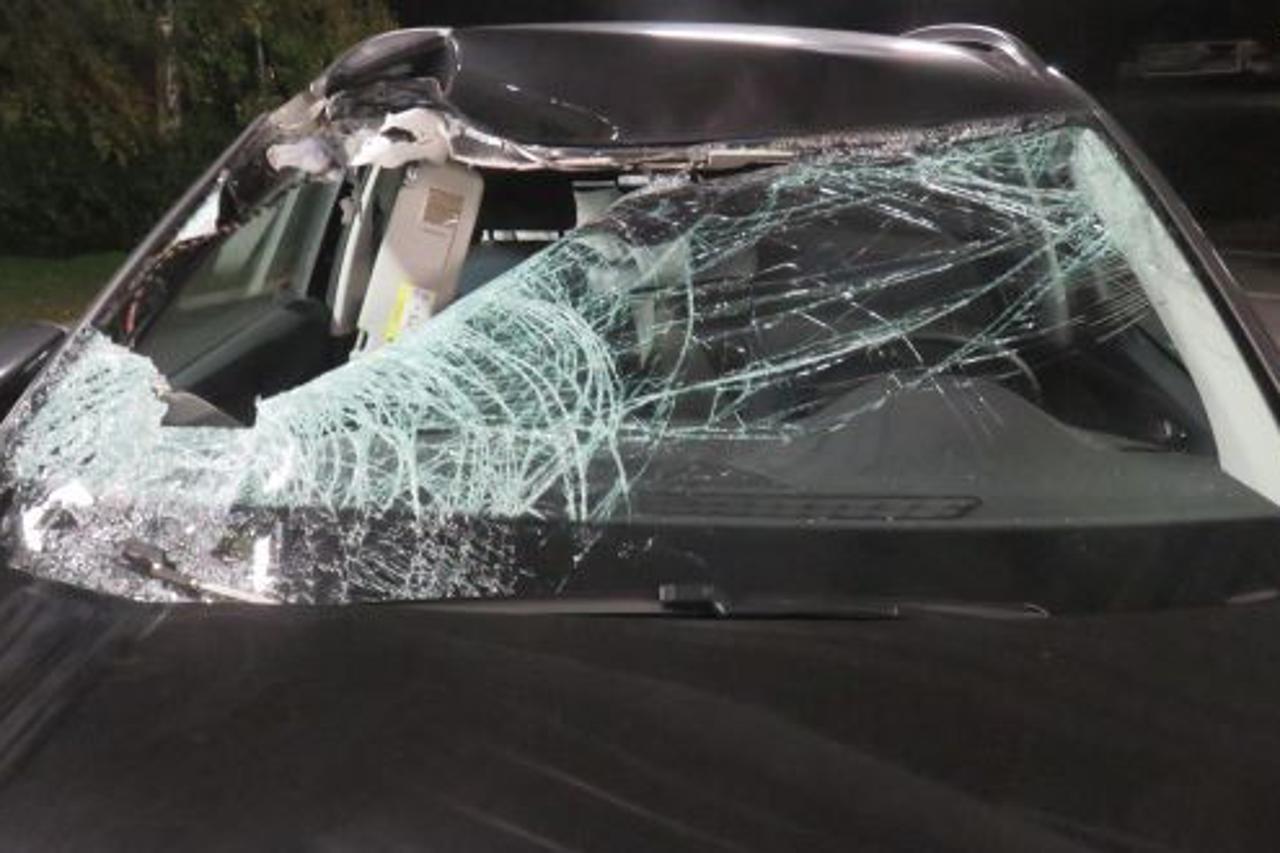 Automobilska guma je udarila i probila vjetrobransko staklo