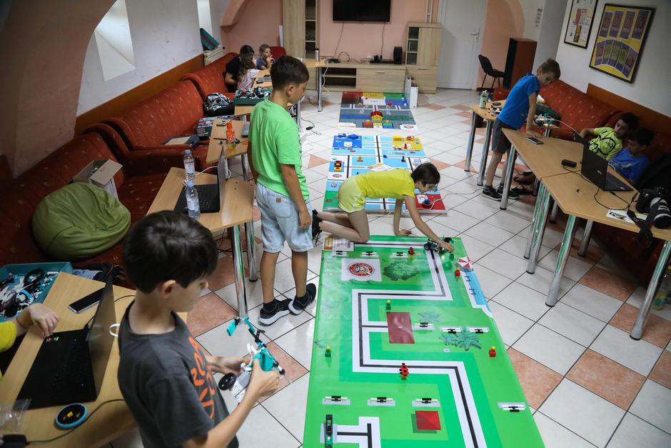U Učeničkom domu Kutina održavaju se kampovi i natjecanja mladih informatičara u robotici