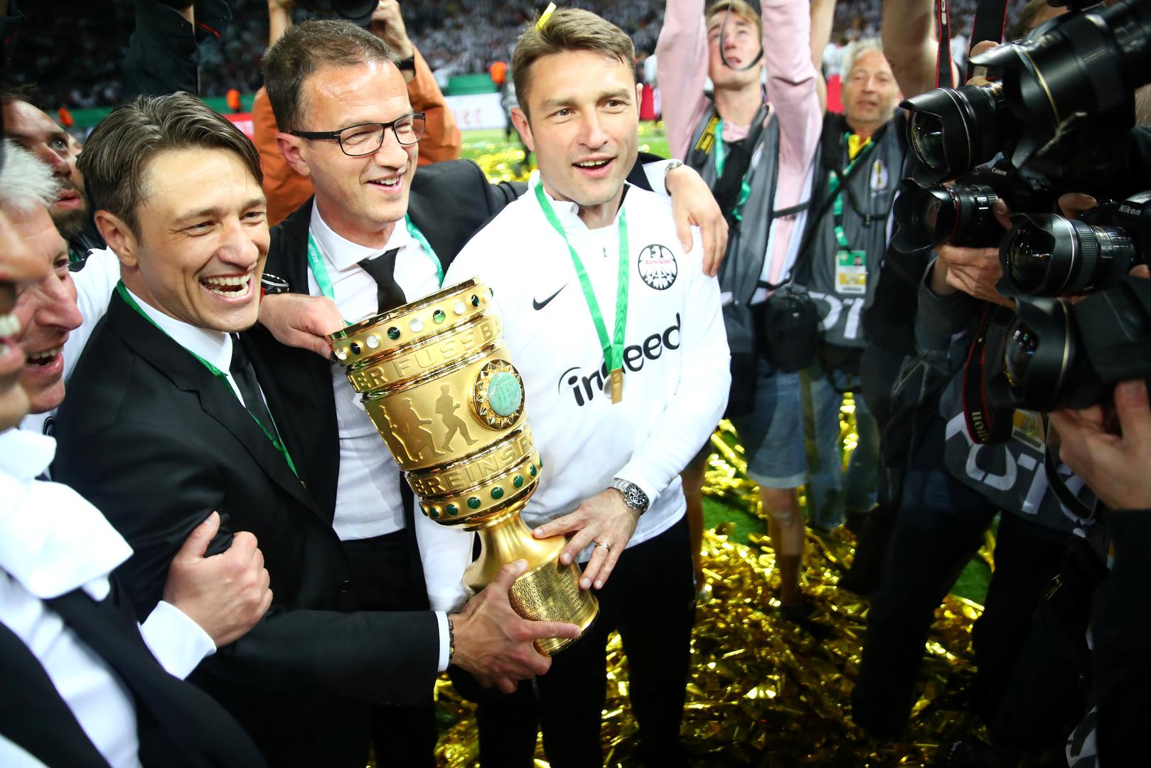 Eintrachtu je to prvi trofej nakon 1998. godine kada je momčad iz Frankfurta osvojila naslov u drugoj ligi, a najvažniji od 1980. kada su slavili u Kupu Uefe - na fotografiji Niko Kovač, Fredi Bobić i Robert Kovač