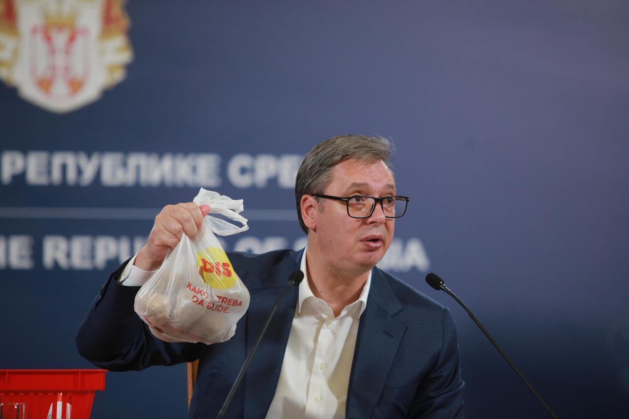Beograd: Vučić na obraćanju javnosti vadio stvari iz košare i diktirao nove cijene
