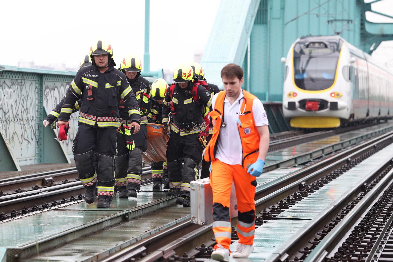 Zagreb: Vatrogasci spašavaju čovjeka koji je propao između šina na Željezničkom mostu