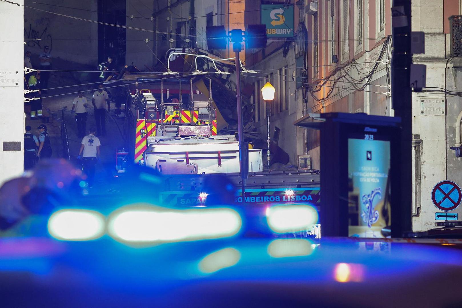 Slavna žuta uspinjača slična tramvaju iskočila je iz tračnica u poslijepodnevnim satima, a snimke s mjesta nesreće prikazuju uništenu uspinjaču koja inače ima kapacitet za 43 ljudi, te hitne službe kako izvlače ljude.