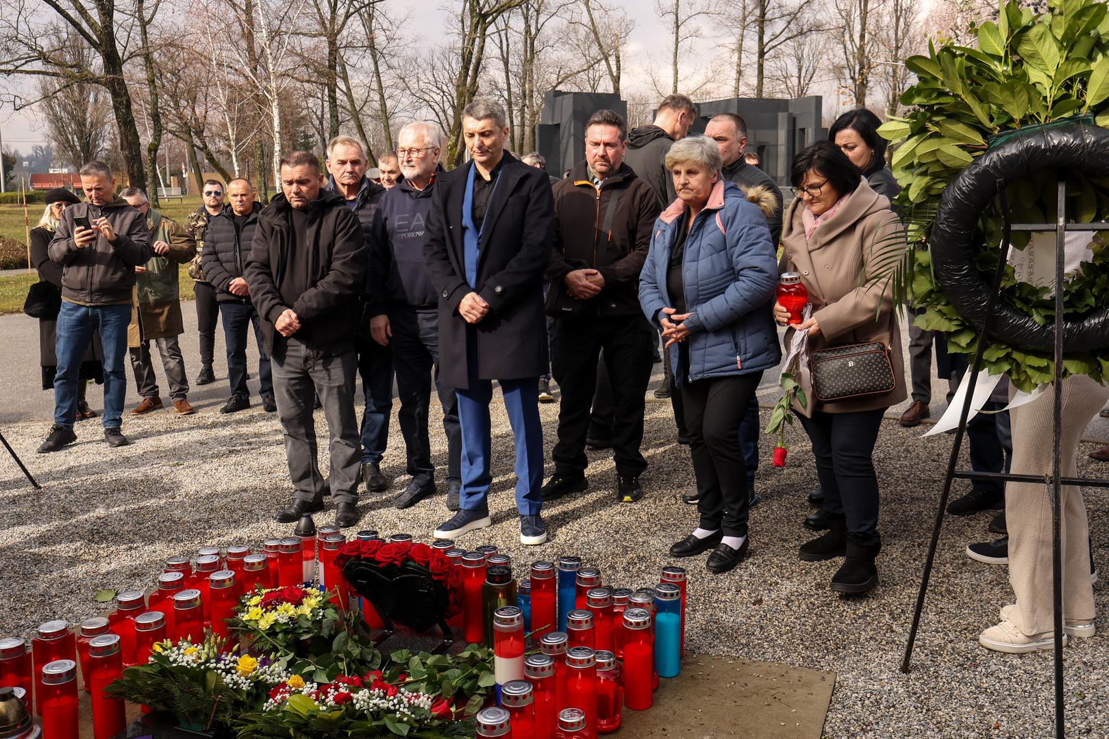 Među okupljenima su se tako našli i Ivica Lovrić, kandidat za gradonačelnika stranke Plavi grad, Gordana Rusak, nezavisna zastupnica u Gradskoj skupštini, jedan od najbliskijih suradnika bivšeg gradonačelnika Slavko Kojić, zagrebački skupštinar Dejan Kljajić te brojni članovi stranke BM365, iz koje su i pozvali na obilježavanje godišnjice. 