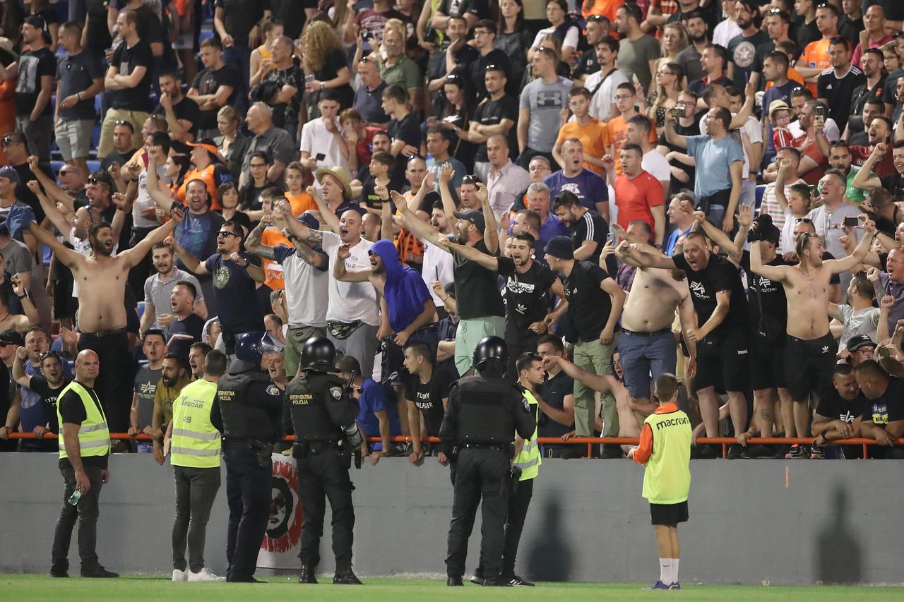 Šibenik: Bakljada na Šubićevcu, na teren utrčao i navijač