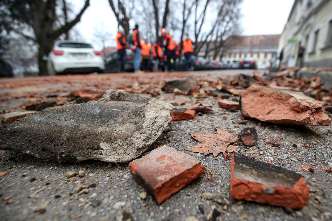 Petrinja: Posljedice jutrošnjeg potresa vidljive su na gradskim ulicama