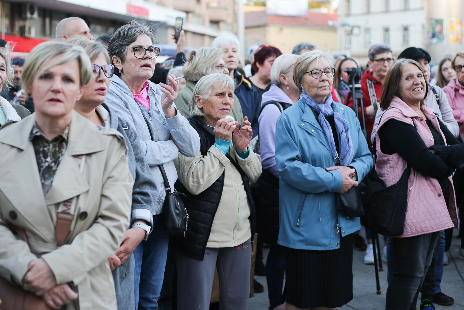Bešlić je bio na sceni više od četiri desetljeća, a pjesme poput "Prvog poljupca" i "Miljacke" godinama su bile među najslušanijima na području cijele bivše Jugoslavije.