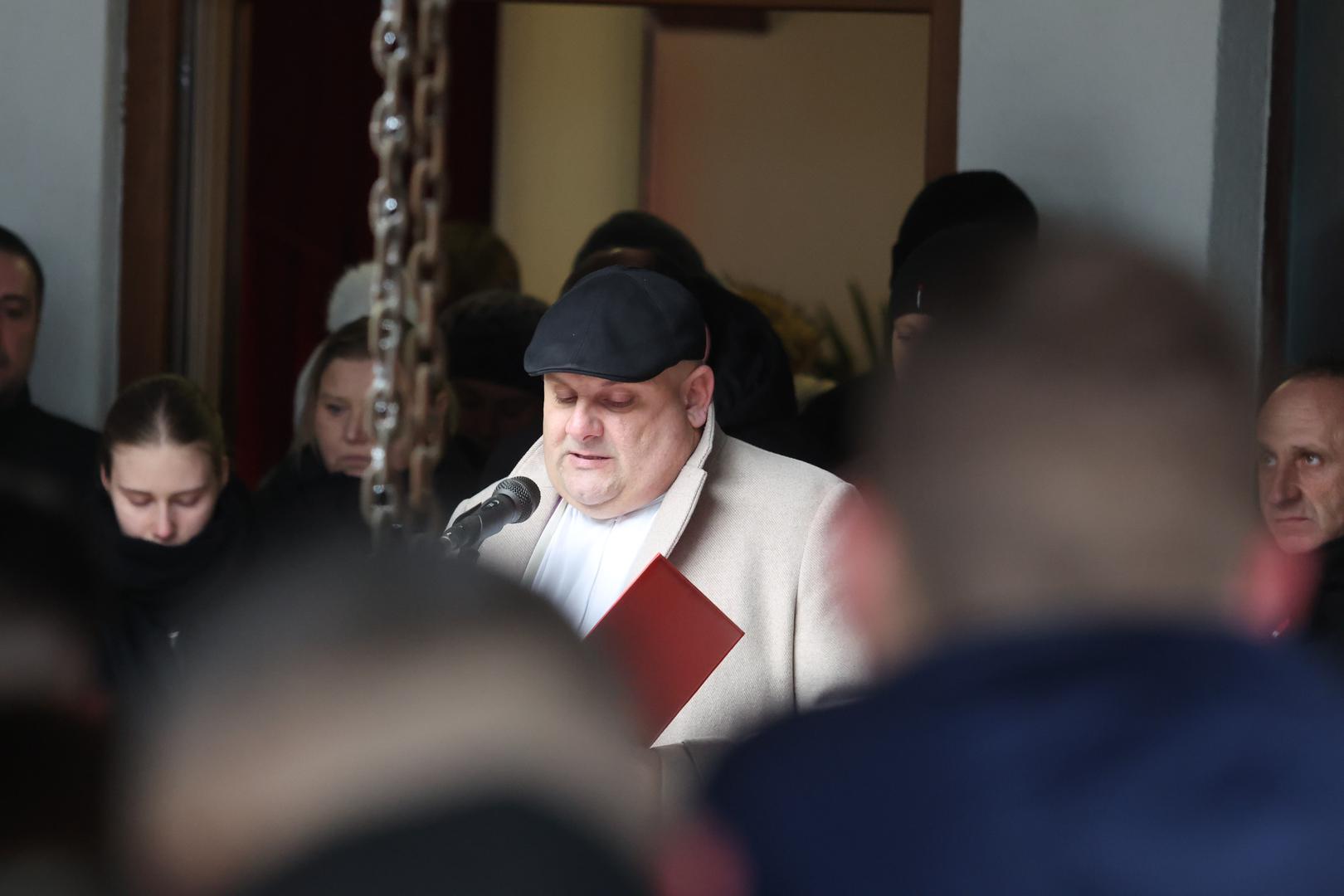 U prizoru koji najbolje svjedoči o tome koliki je Mladen bio čovjek, jedni uz druge stajali su pripadnici vinkovačkih Ultrasa i splitske Torcide, navijači čija su rivalstva nestala pred poštovanjem prema legendi koja je s ponosom nosila dresove njihovih klubova.