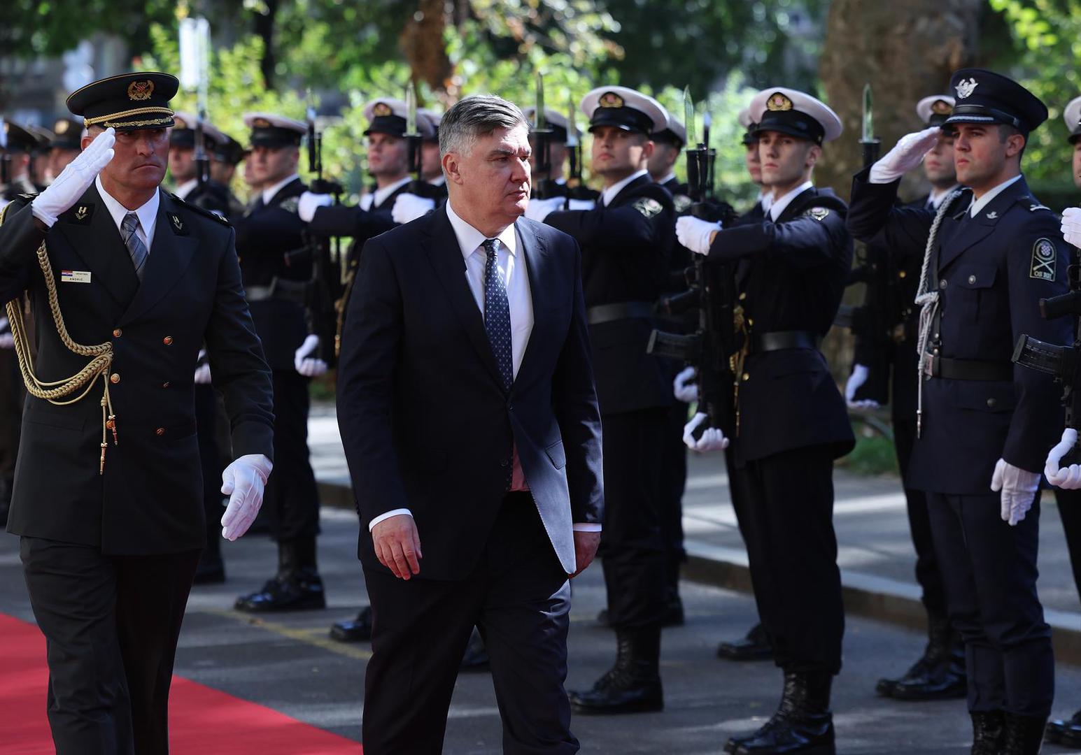 Sastanak, koji je bio zatvoren za javnost, održan je u Ministarstvu obrane gdje je Milanović svečano dočekan. Kako je doček izgledao, pogledajte u galeriji.