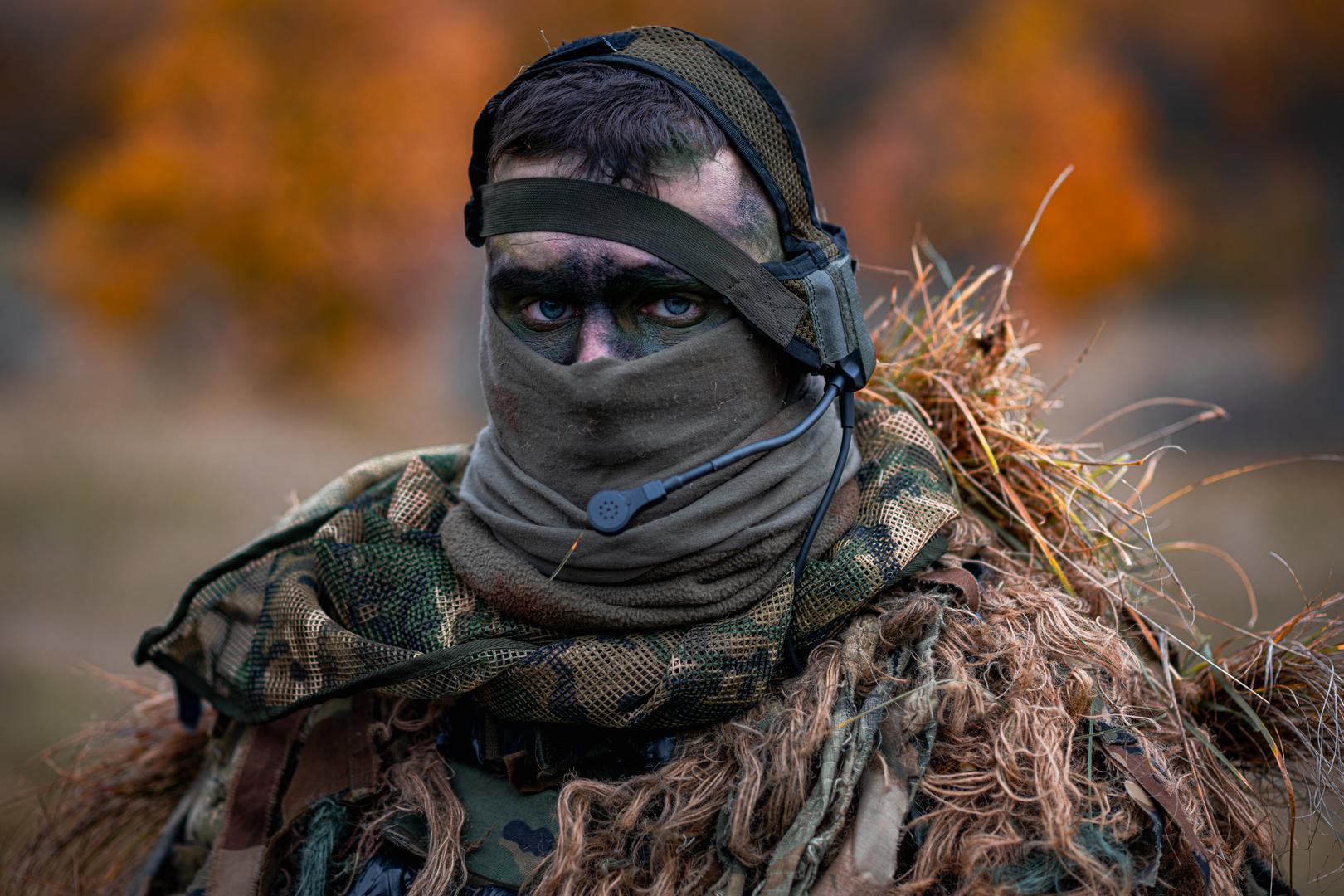 Na fotografijama se vide pripadnici ZSS-a u ghillie odijelima, u punoj prikrivenoj opremi, kako provode zahtjevnu obuku preciznog djelovanja s oružjem.