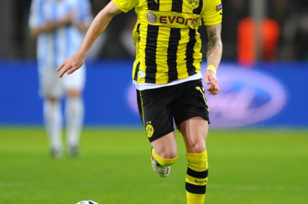 'Dortmund\'s Marco Reus plays the ball during the UEFA Champions League quarter final second leg soccer match between Borussia Dortmund and Malaga CF in Dortmund, Germany, 09 April 2013. Dortmund won 