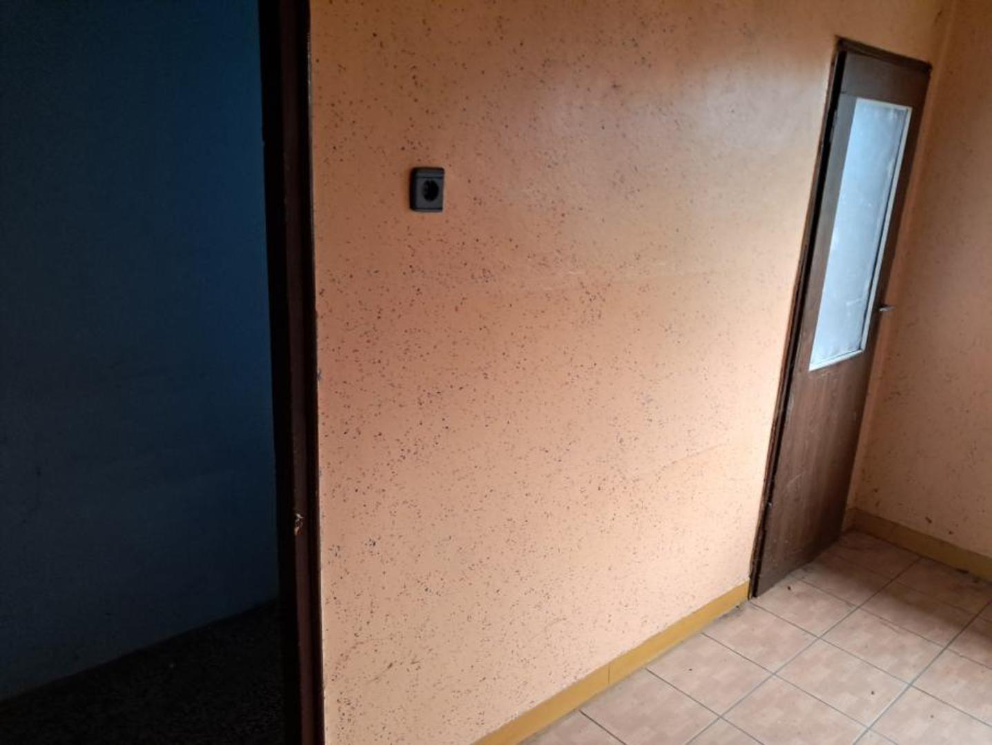 Nije namješten, a sastoji se od sobe, dnevnog boravka, hodnika, kuhinje s blagovaonicom, kupaonice s posebnim WC-om, dva balkona i dvorištem.

