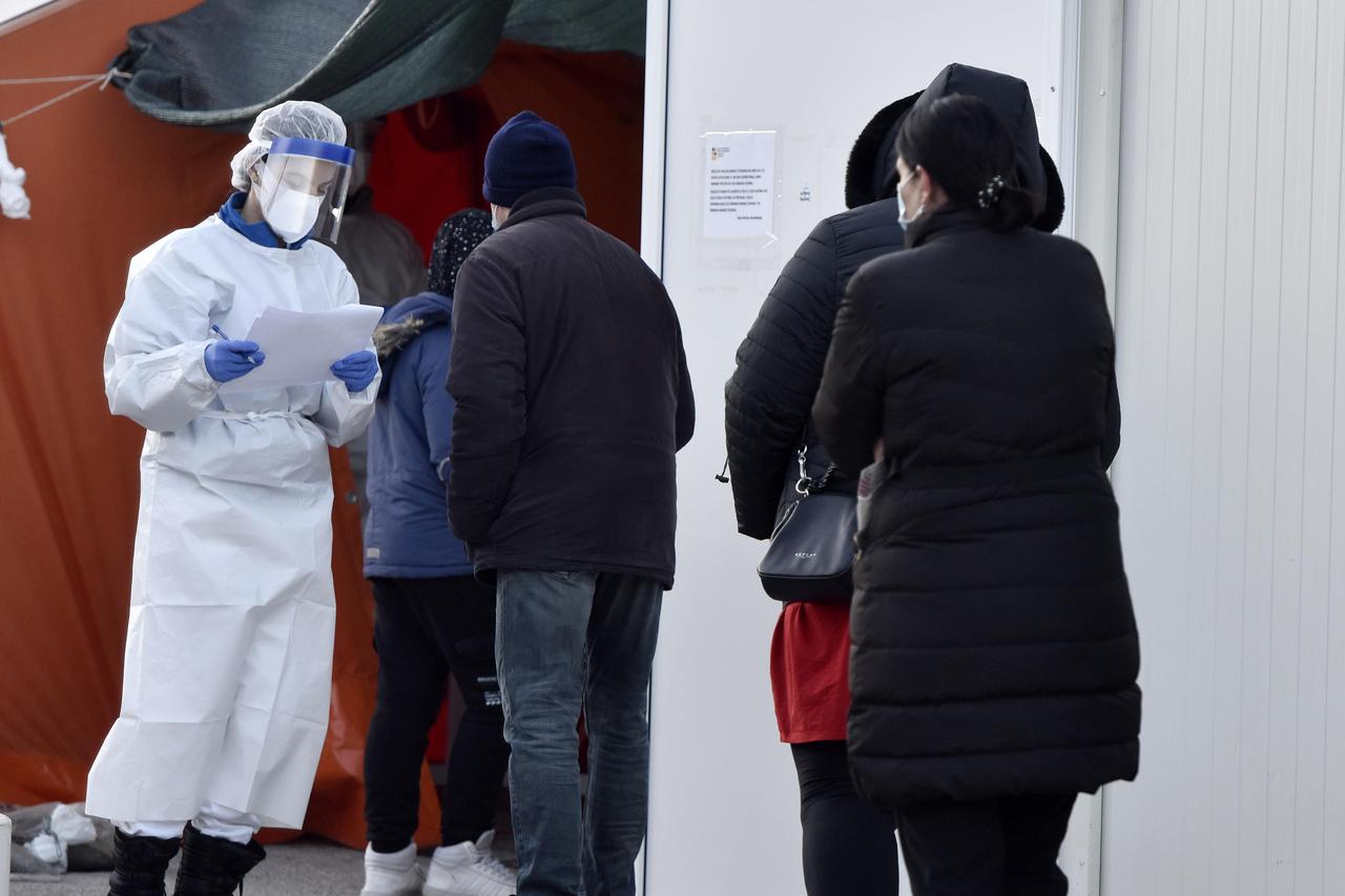 Šibenik: Iako se testiranje na COVID može obaviti i kod liječnika i dalje su velike gužve na punktu za testiranje