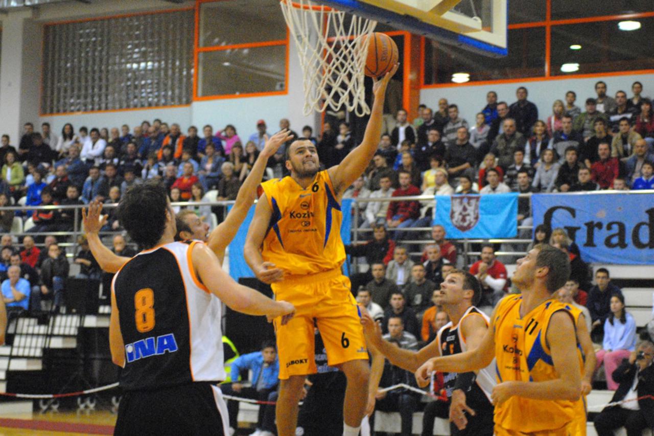 'zagorje - 18. 10. 2008., Bedekovcina, Hrvatska - U drugom kolu A-1 lige KK Zabok ugostio KK Sibenik. Ive Ivanov (zuti s loptom) u prodoru pod kosem. Photo: Zeljko Pusec/Vecernji list'